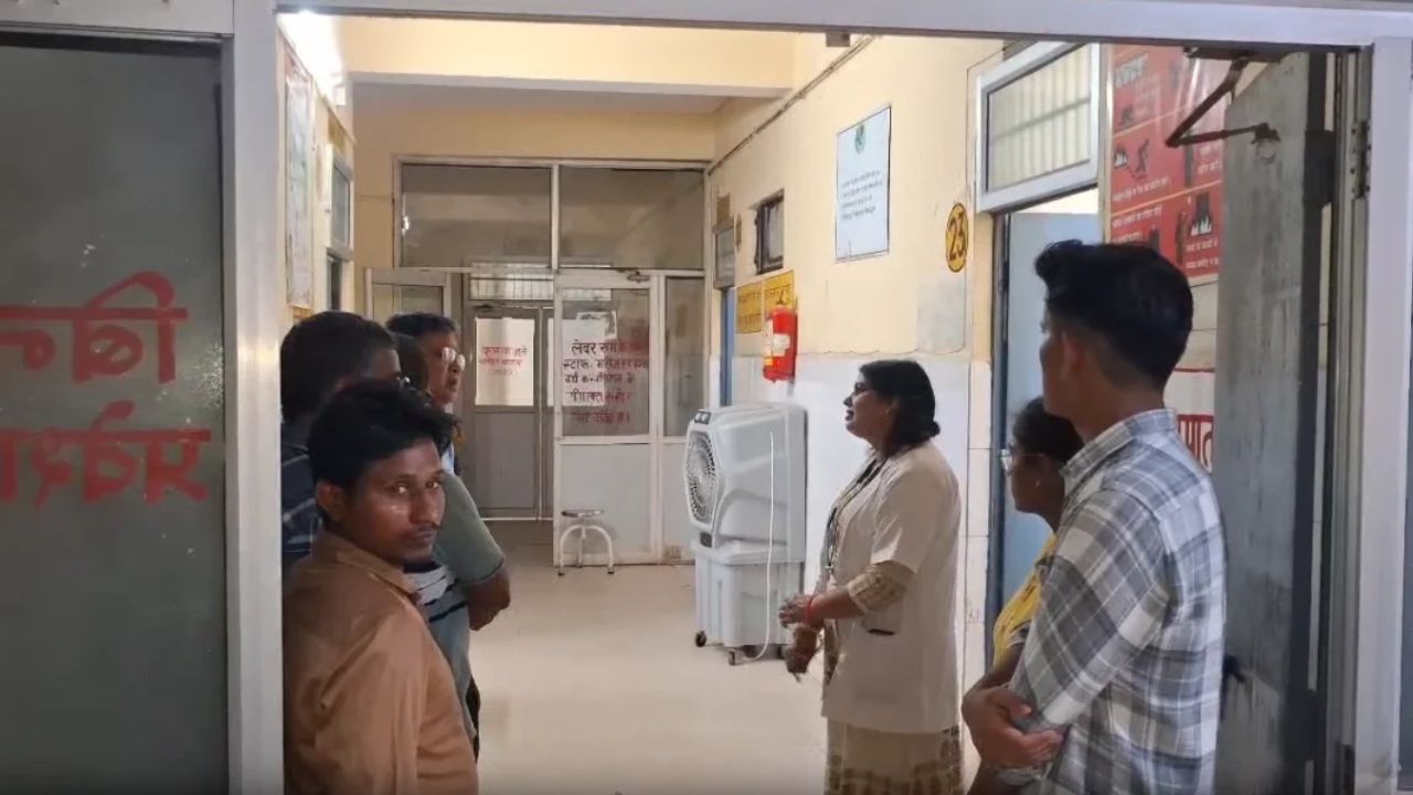 हाथरस में स्वास्थ्य विभाग का बड़ा एक्शन, रात के अंधेरे में अस्पताल की पोल खोलने पहुंचे ACMO डॉ. मधुर कुमार