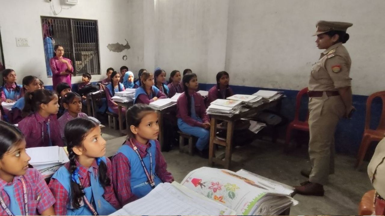 Maharajganj: महिला दरोगा ने छात्राओं को पढ़ाया सुरक्षा का पाठ, साइबर अपराध से बचने के बताए तरीके