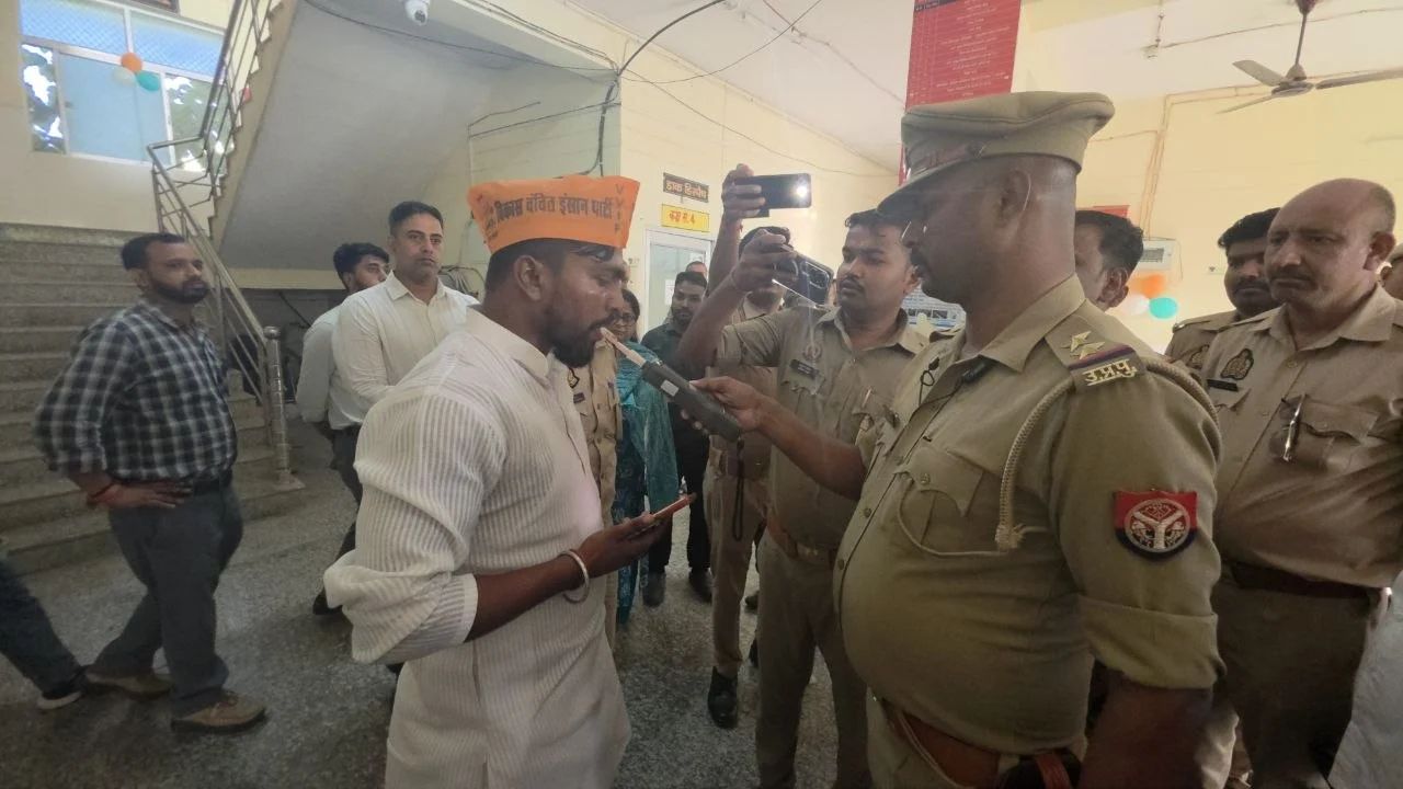 Maharajganj: सीएमओ कार्यालय में बवाल! इस पार्टी के जिलाध्यक्ष हिरासत में