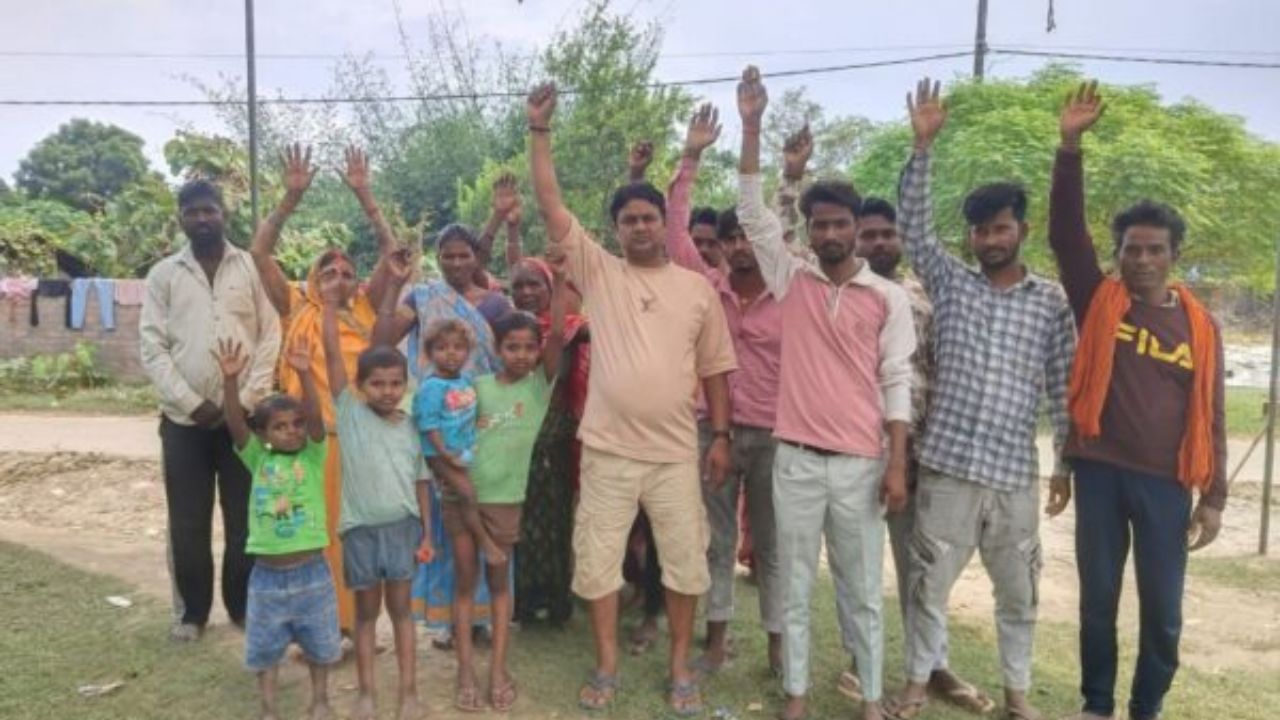 मगरमच्छ के हमले में ग्रामीण की मौत से महराजगंज में हाहाकार! दाह संस्कार के बाद पुल पर उमड़े ग्रामीण, प्रशासन के खिलाफ फूटा गुस्सा