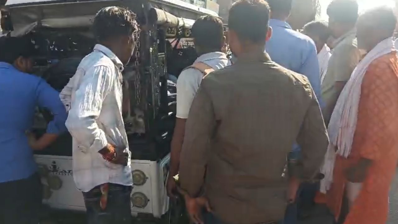 छुट्टी के बाद हंसते-खेलते घर लौट रहे थे मासूम, महराजगंज में स्कूली बच्चों से भरी ई-रिक्शा पलटी, मची चीख-पुकार