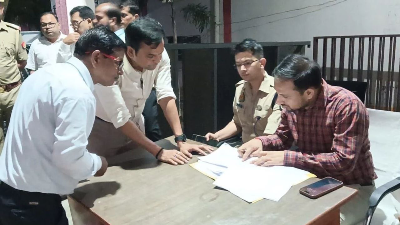 महराजगंज में चुनावी मैदान पर प्रशासन का पहरा, DM-SP की निगरानी में 81.41% मतदान, मतपेटियों की सुरक्षा पर भी सख्त नजर