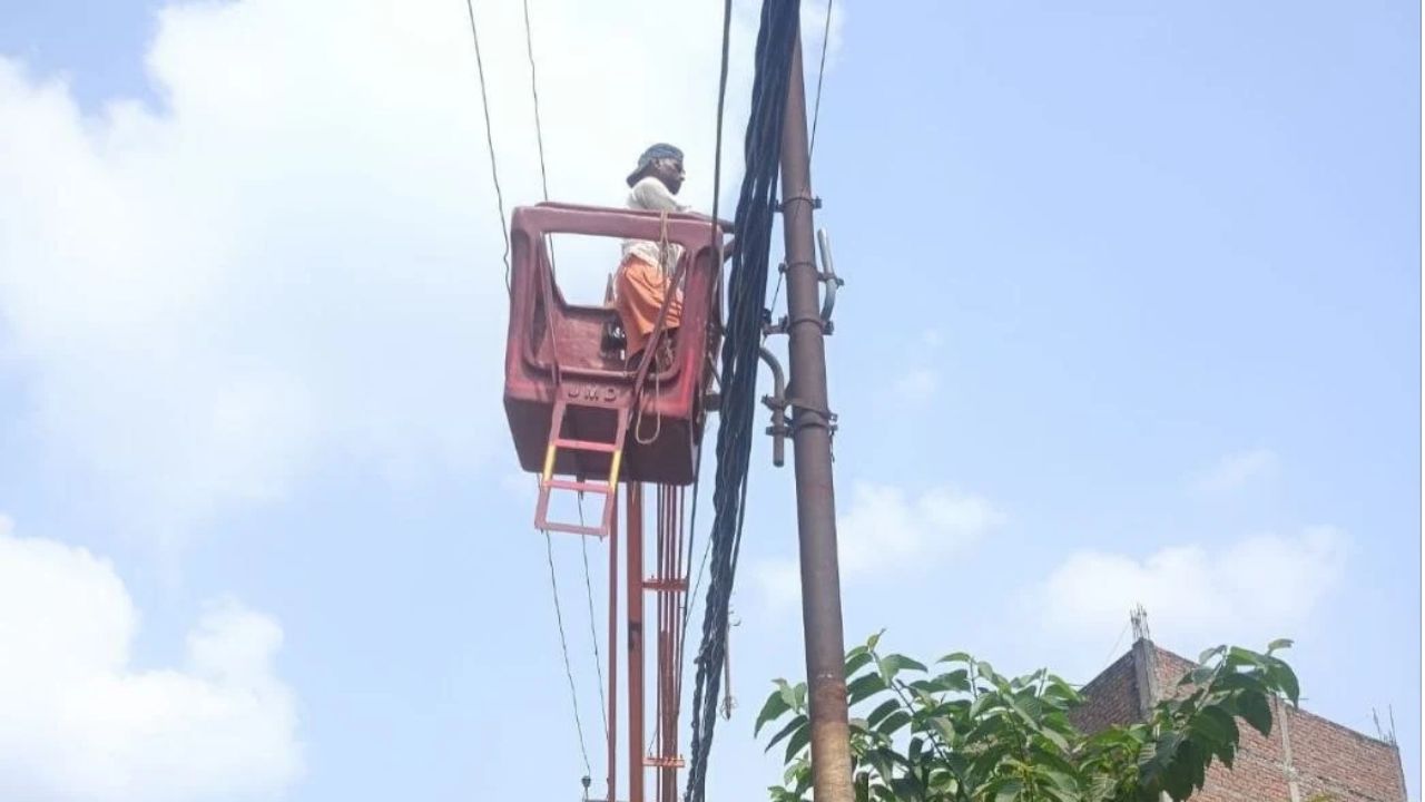 सड़क के बीच सालों से खड़ा बिजली पोल हटा, मीराबाई नगर के लोगों को मिली बड़ी राहत