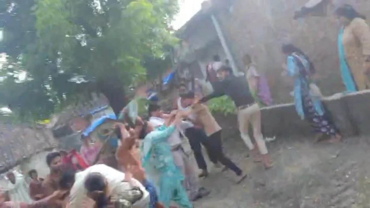 Maharajganj News: बिजली का तार काटने को लेकर दो पक्षों में विवाद, जमकर चले लाठी-डंडे