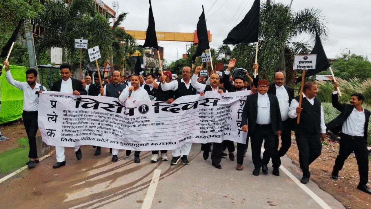 महराजगंज में वकीलों का फूटा गुस्सा: काले झंडों के साथ निकाली बाइक रैली, हर शनिवार आंदोलन की चेतावनी!