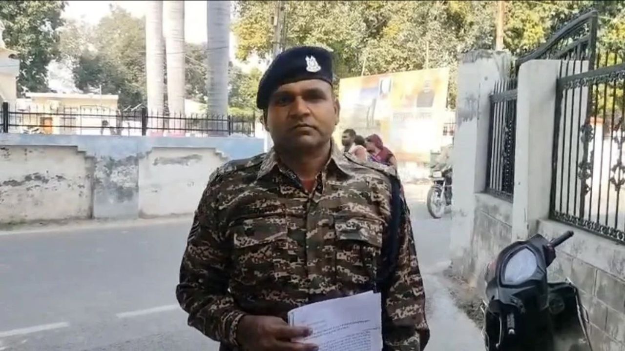 CRPF जवान ने DM से लगाई न्याय की गुहार, पड़ोसी पर लगाए गंभीर आरोप; पत्नी को धमकी देने का दावा