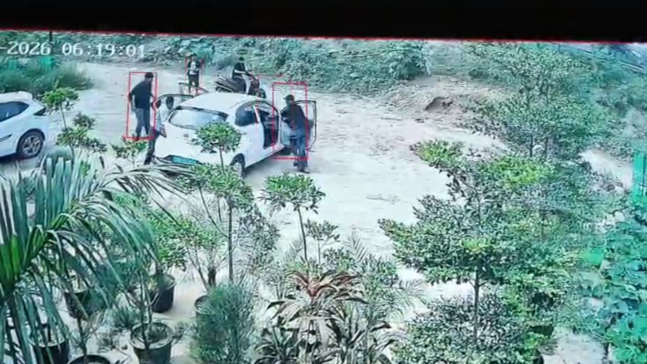 Mainpuri: बिना ड्राइवर के पीछे दौड़ी कार, CCTV फुटेज देखकर मचा हड़कंप!