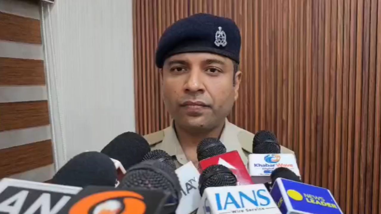 सर्किल रेट 8 करोड़, बाजार कीमत 15 करोड़! गैंगस्टर एक्ट के आरोपी की संपत्ति पर मैनपुरी पुलिस का बड़ा एक्शन