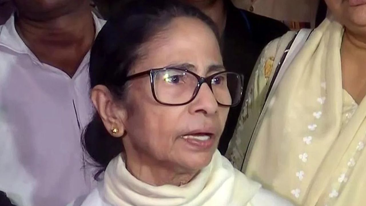 ममता बनर्जी पर हमले की कोशिश? कालीघाट में चाकू लेकर पहुंची महिला हिरासत में