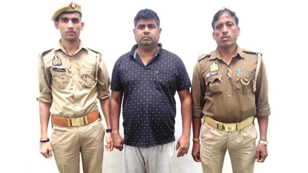 मीरजापुर में पुलिस का बड़ा एक्शन! 25 हजार का इनामी गांजा तस्कर गिरफ्तार, 10 किलो से ज्यादा गांजा बरामद