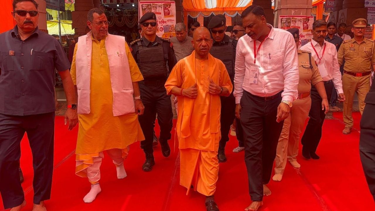 CM योगी बोले- शिक्षकों को पांच लाख का स्वास्थ्य कवर, दुर्घटना पर डेढ़ करोड़ तक की सामाजिक सुरक्षा की गारंटी