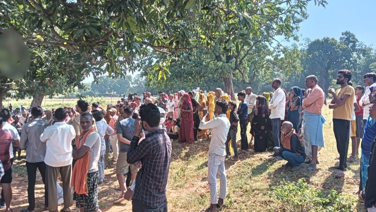 मिर्जापुर में पेड़ से लटकता मिला अधेड़ का शव, हत्या या आत्महत्या की गुत्थी उलझी
