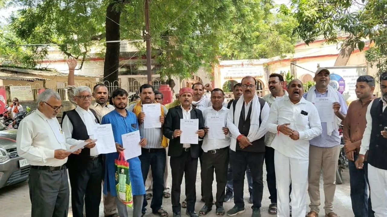 मीरजापुर में अडानी पावर के खिलाफ प्रदर्शन, 100 एकड़ सरकारी जमीन पर कब्जे का आरोप; प्लांट विस्तार रोकने की मांग