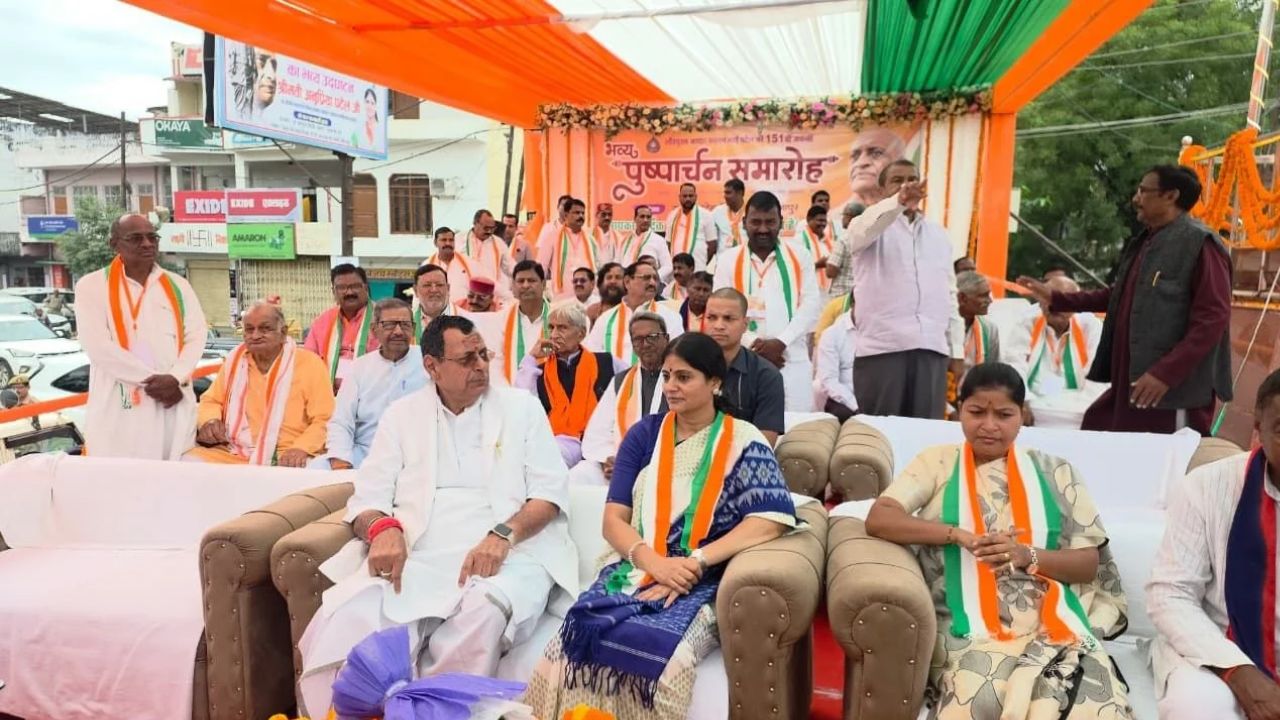मिर्जापुर में धूमधाम से मनी सरदार पटेल की 151वीं जयंती, केंद्रीय मंत्री अनुप्रिया पटेल ने किया पुष्पार्चन