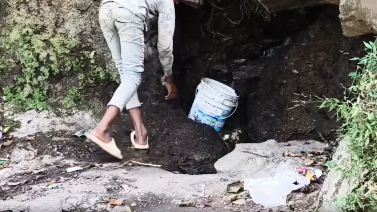 हाईवे किनारे गांव, फिर भी विकास गायब! झरने का पानी पी रहे लोग… आखिर कब जागेगा प्रशासन?