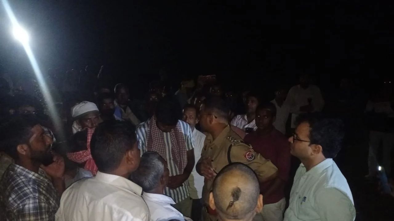 Mirzapur News: रेलवे अंडरपास की मांग पर रातभर धरने पर डटे ग्रामीण, मांग पूरी होने तक आंदोलन का ऐलान