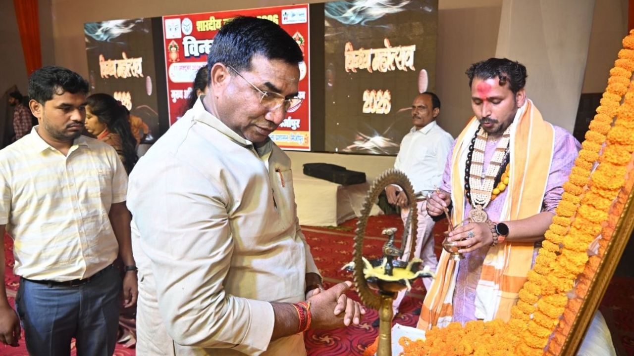 मिर्जापुर के विंध्य महोत्सव में उमड़ा कला-संस्कृति का रंग, भदोही से मुंबई तक के कलाकारों ने दी प्रस्तुति