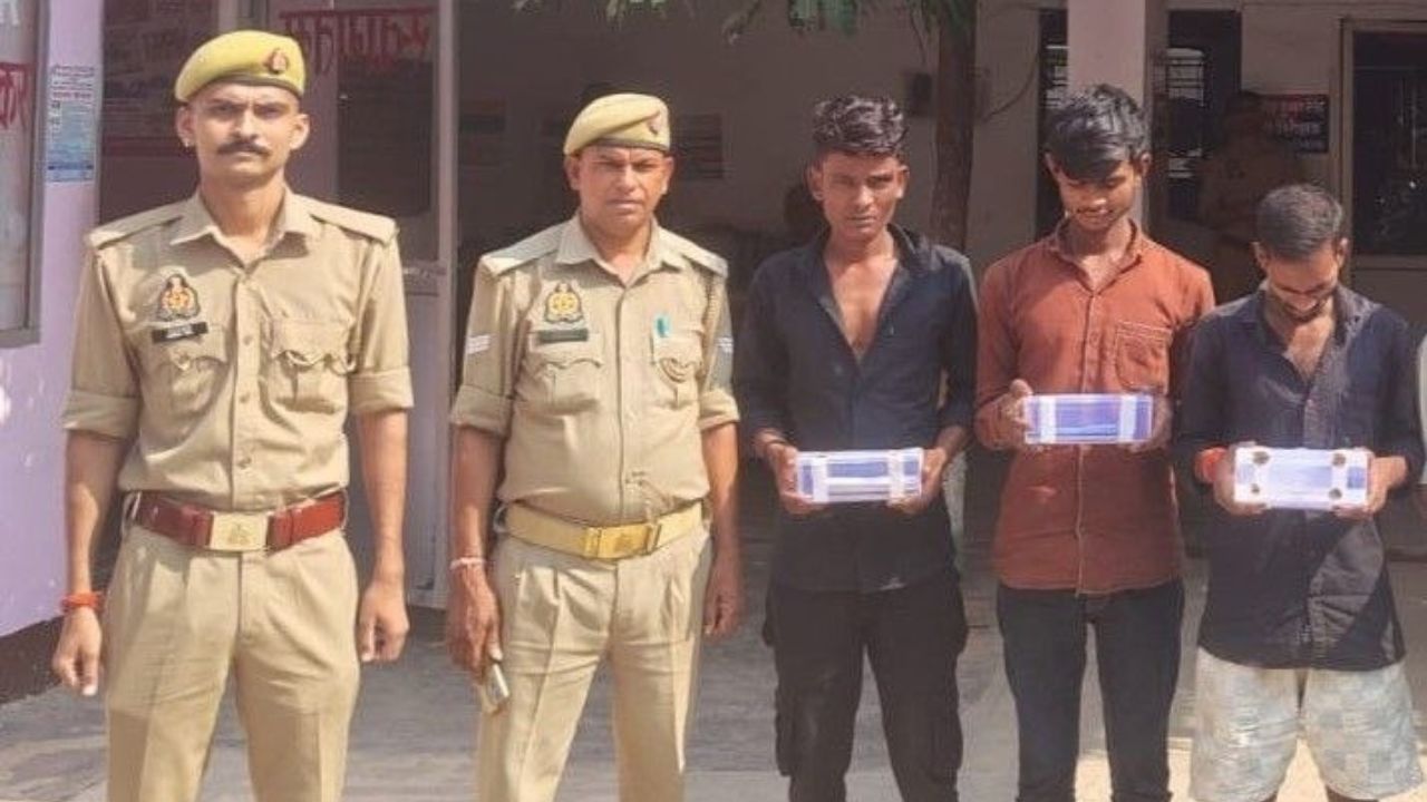 Mirzapur: मां विंध्यवासिनी धाम में श्रद्धालुओं के मोबाइल चुराने वाले गिरोह का पर्दाफाश, एक बाल अपचारी समेत 4 गिरफ्तार