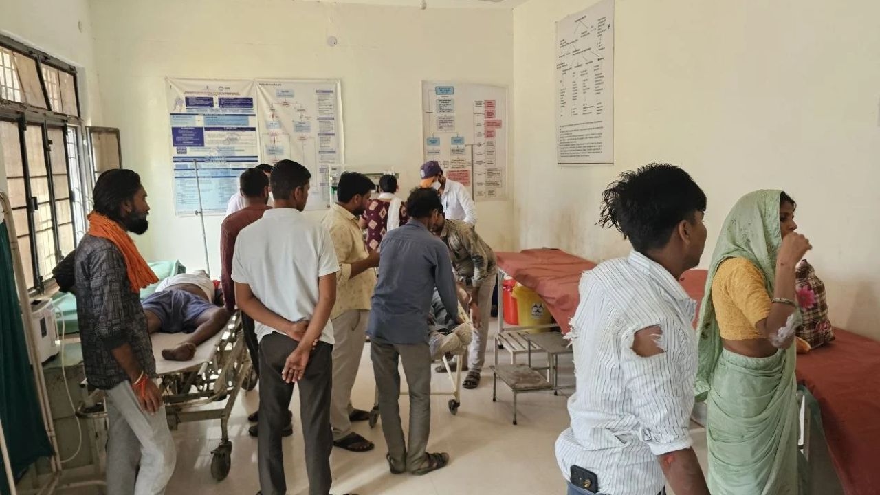 झांसी में सड़क हादसों का सिलसिला जारी, मोठ-भांडेर मार्ग पर बाइक और स्कूटी की आमने-सामने भिड़ंत, 4 घायल