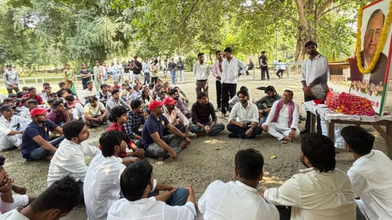 इलाहाबाद यूनिवर्सिटी में गूंजे नेताजी के नारे, मुलायम सिंह यादव की पुण्यतिथि पर छात्रों ने ली समाजवादी विरासत को आगे बढ़ाने की शपथ