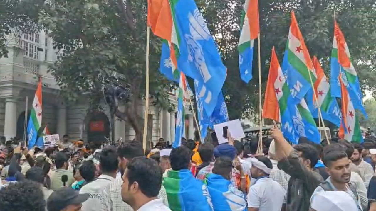 मध्य दिल्ली के इस प्रमुख व्यावसायिक केंद्र में हुए इस अचानक और विशाल घेराबंदी के चलते पूरे इलाके की ट्रैफिक व्यवस्था पूरी तरह ध्वस्त हो गई है। वाहनों की कछुआ चाल से यात्रियों और स्थानीय दुकानदारों को भारी परेशानी उठानी पड़ रही है। सुरक्षा बल लगातार भीड़ को नियंत्रित करने का प्रयास कर रहे हैं। (Img- Dynamite News)  