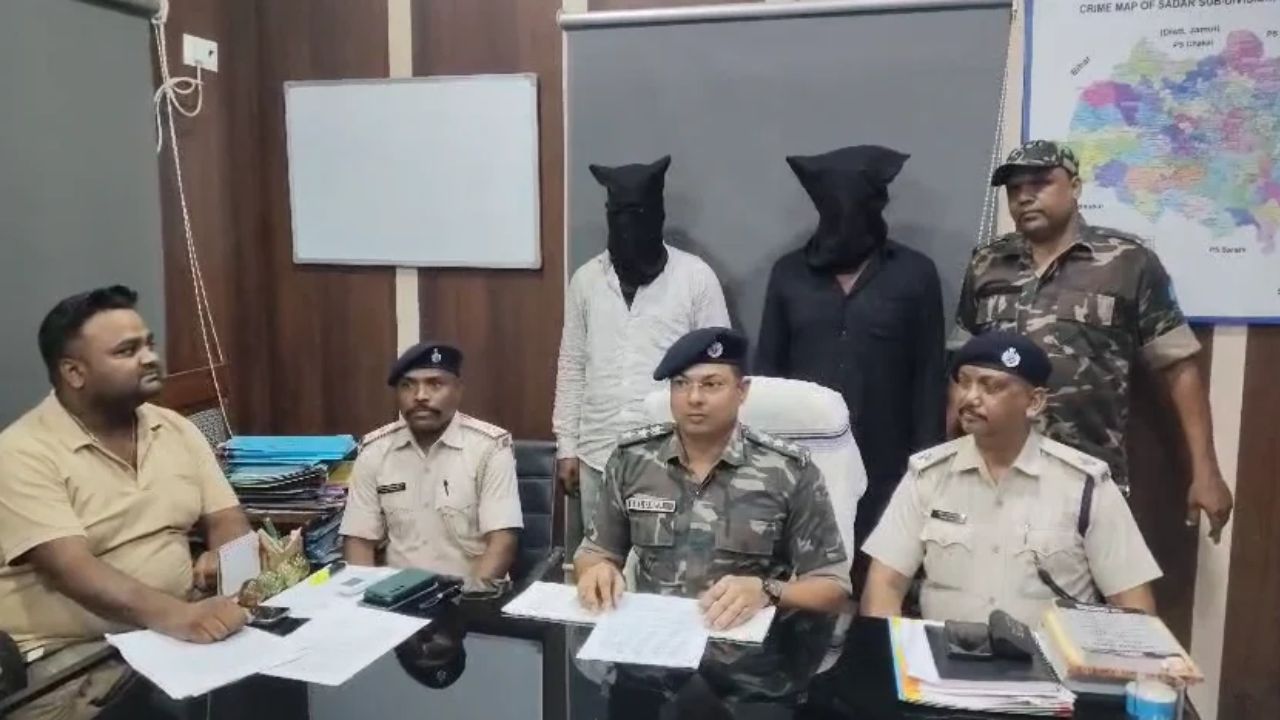 देवघर में अपराधी गिरोहों का खतरनाक खेल: गणेश पूजा पार्टी में चली गोली, दो नामजद आरोपी गिरफ्तार