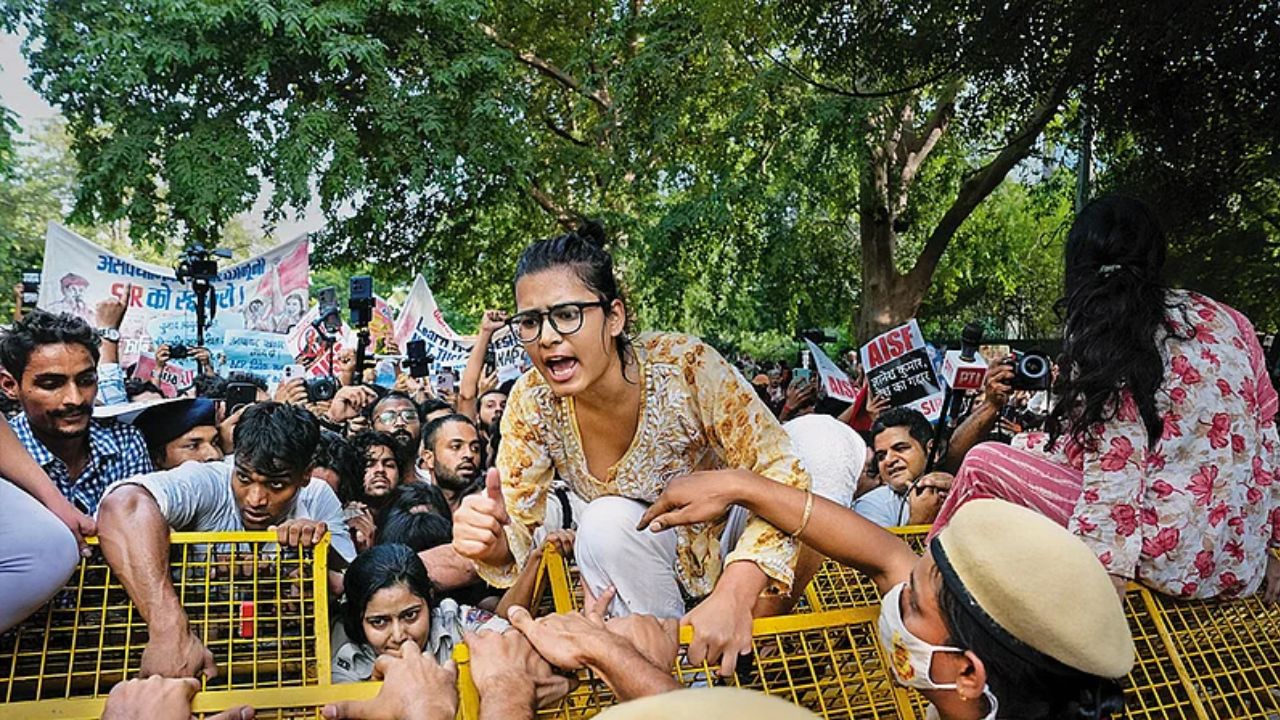 SIR विरोध प्रदर्शन के बीच नेहा बोरा की याचिका पर सुनवाई, SEM के नोटिस को दी चुनौती