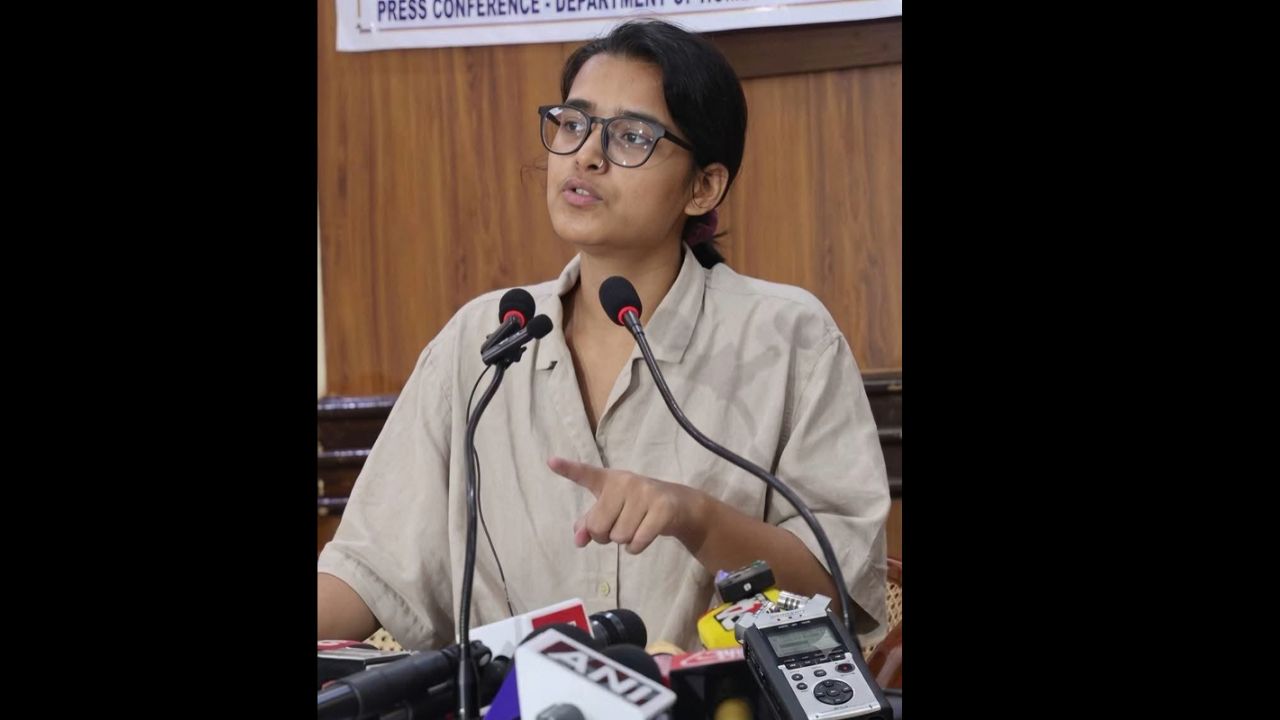 ‘जब मौके पर थीं ही नहीं, तो किस आधार पर हुई कार्रवाई?’ CEC के खिलाफ प्रदर्शन मामले में नेहा बोरा पहुंची हाईकोर्ट