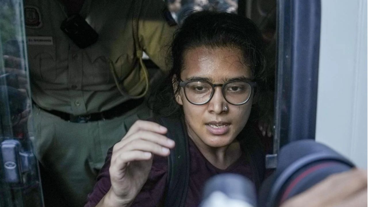 तिरंगा मार्च से पीस बॉन्ड तक, जानिए नेहा बोरा के मामले में HC ने क्या कहा