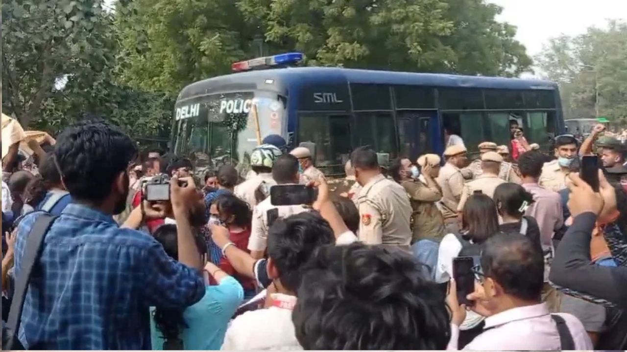 दिल्ली हाट से जंतर-मंतर तक मार्च कर रहीं नेहा बोरा हिरासत में; जानिए अनुमति नहीं मिलने की 3 वजहें