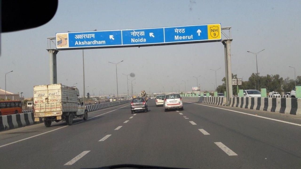 Delhi Lucknow Highway Accident: ट्रैक्टर-ट्रॉली से टकराई टूरिस्ट बस, नेपाल के 2 लोगों की मौत; 20 घायल