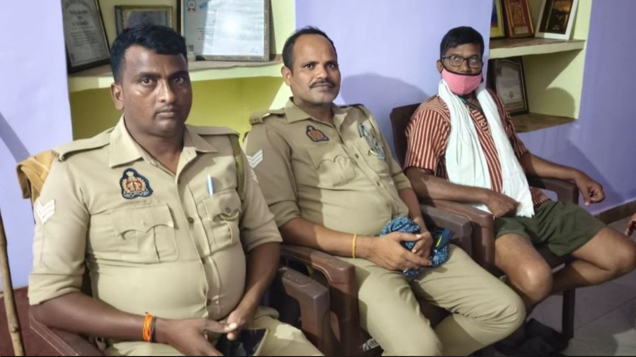 Mirzapur News: दिल्ली कूच से पहले अन्नदाता मंच के संयोजक नजरबंद, घर के बाहर पुलिस का पहरा