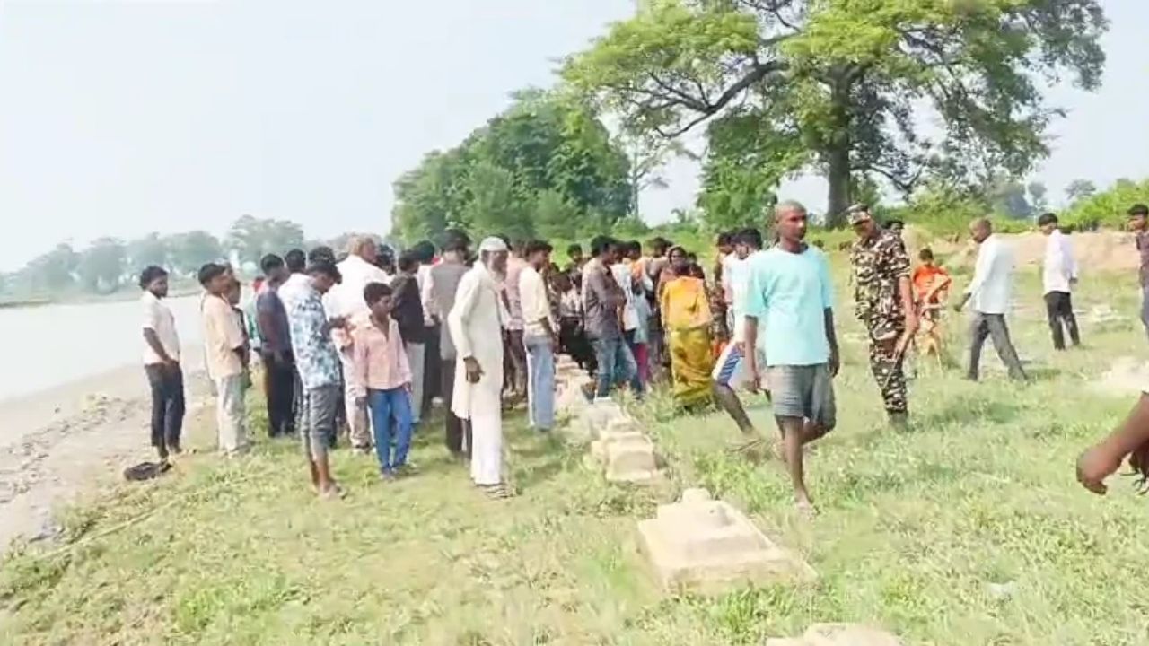 वृद्ध मां का टूटा सहारा, बच्चों के सिर से उठा पिता का साया: महाराजगंज में मगरमच्छ के शिकार बने युवक का 27 घंटे बाद मिला शव