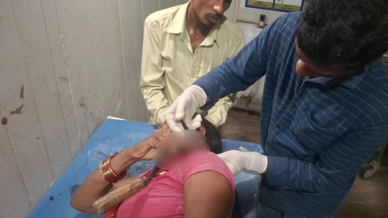 ‘हे भगवान, यह क्या हो गया’: बच्चों की लड़ाई में बीच-बचाव कर रही मां की गर्दन में धंसा हंसिया