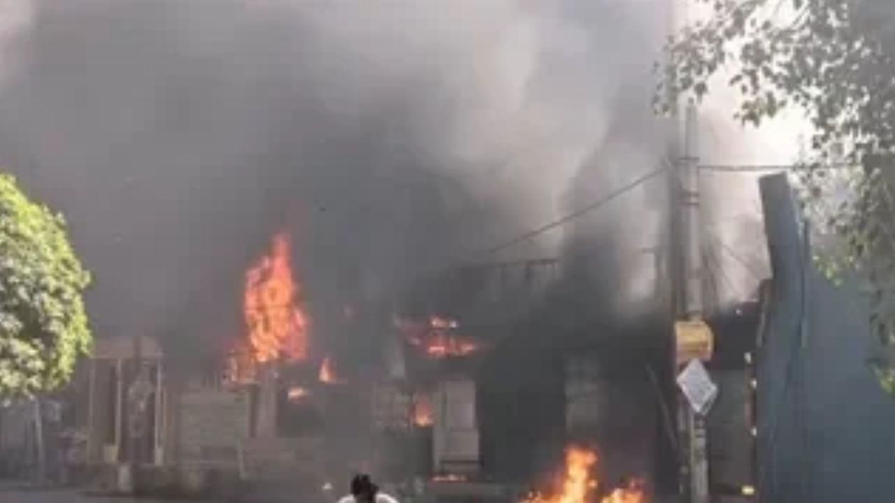 Noida Fire: नोएडा के होटल में भीषण आग लगने से मचा हड़कंप, दमकल की टीम मौके पर