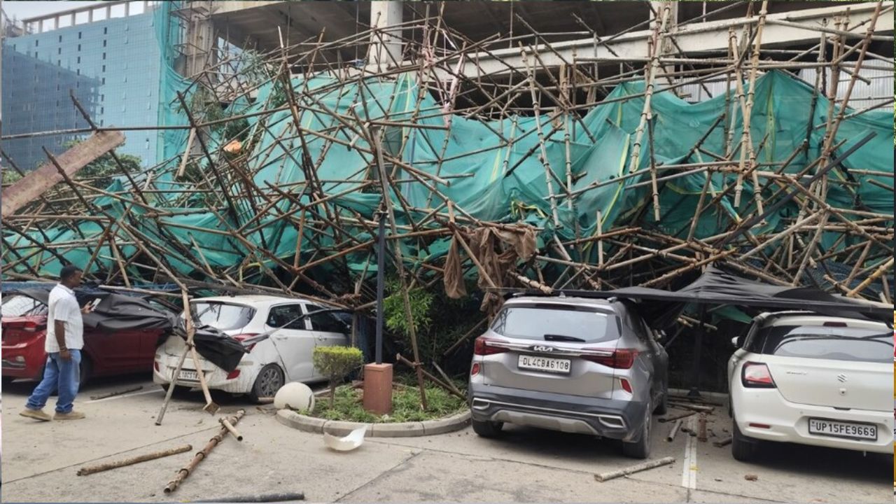 नोएडा सेक्टर-62 में तेज आंधी का असर, शटरिंग गिरने से 12 से ज्यादा गाड़ियां क्षतिग्रस्त