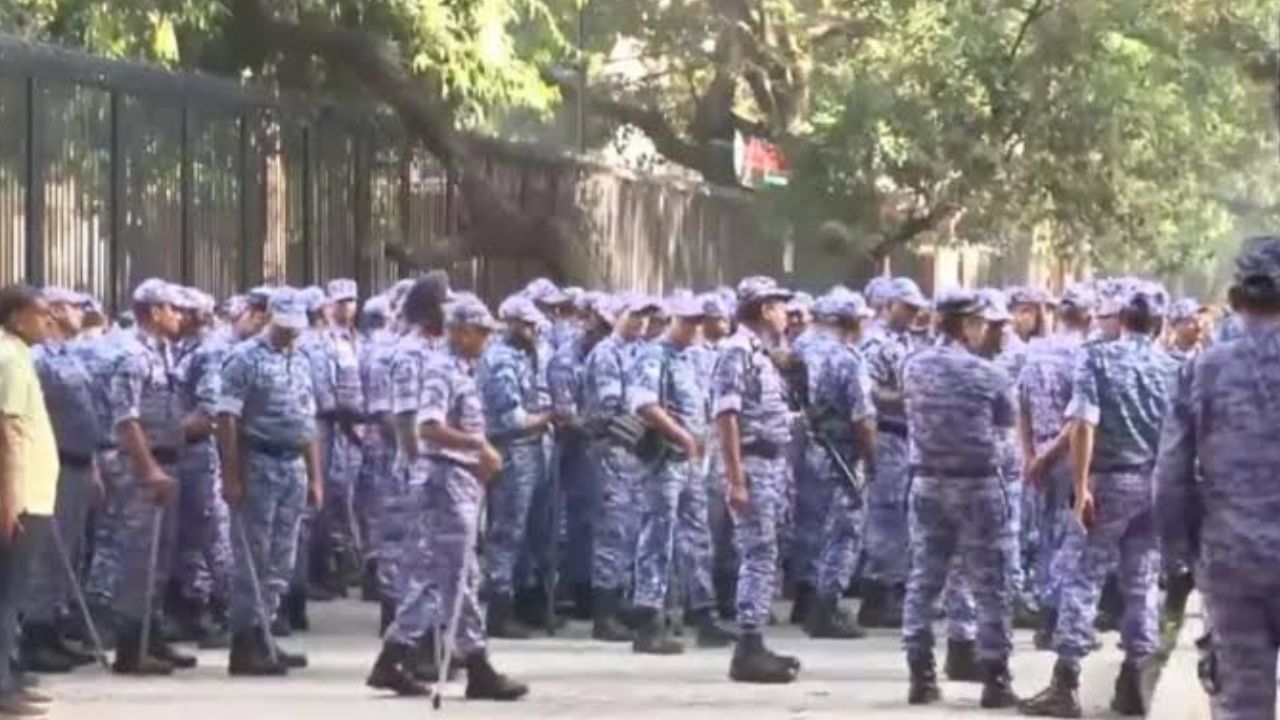 संसद मार्ग के बाहर पत्थरबाजी, दो पुलिसकर्मी घायल, सीपी में भी प्रदर्शनकारियों का बवाल