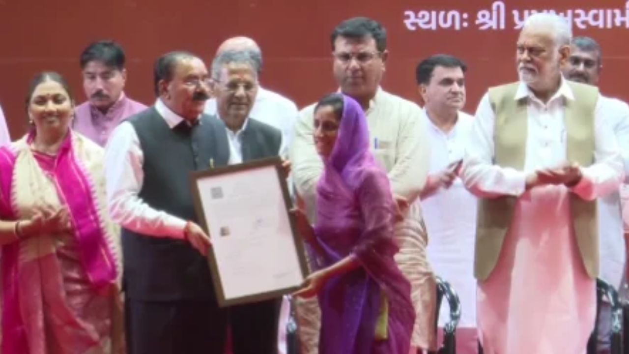 दिवाली से पहले बड़ी सौगात: गुजरात में पाकिस्तान से आए 319 शरणार्थियों को मिली भारतीय नागरिकता, चेहरों पर लौटी मुस्कान