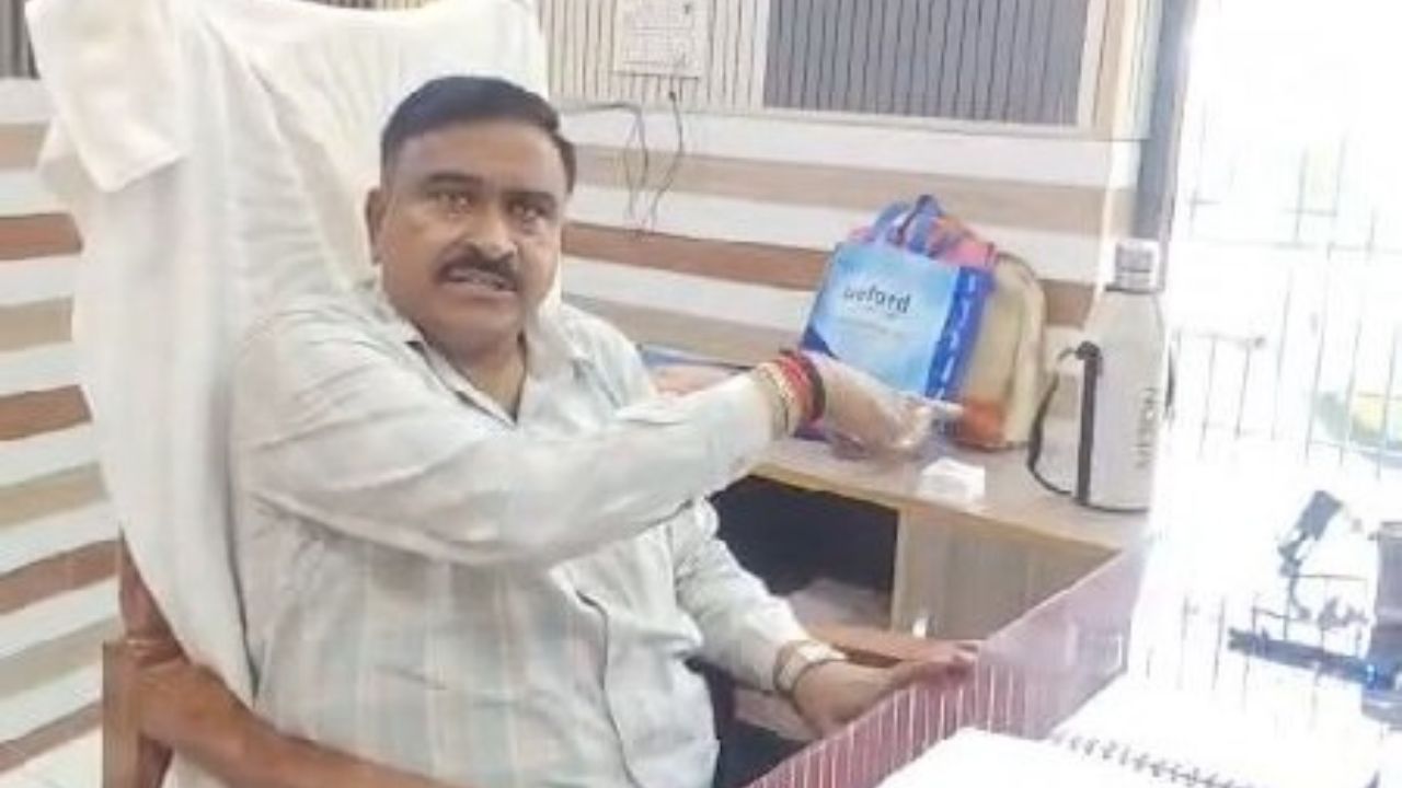 एक से कम मत देना और डीएम-सीडीओ तक हिस्सेदारी! कासगंज में BDO का रिश्वत वाला वीडियो वायरल