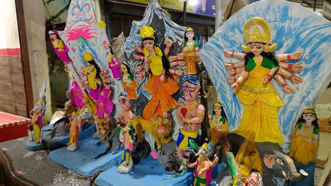 उम्र महज 15 साल और हाथों में जादू! प्रतापगढ़ के पवन की बनाई मां दुर्गा की मूर्तियों का ऐसा जादू कि देखते ही रह जाएंगे आप