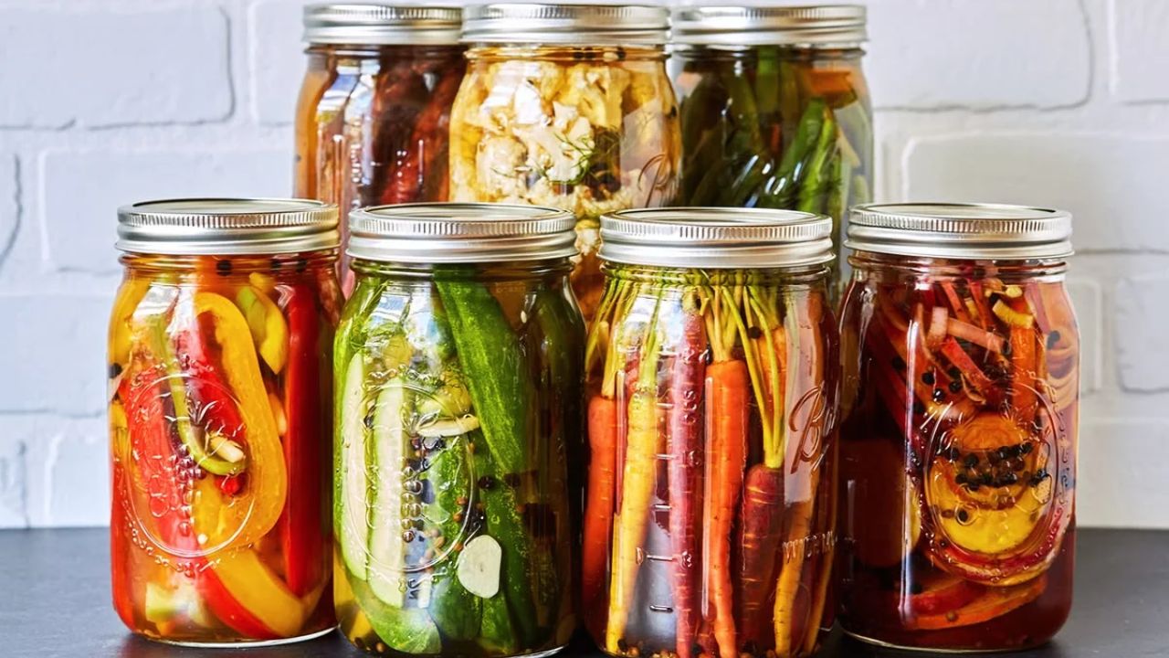 Pickle Storage Tips: घर का अचार बार-बार हो जाता है खराब? जार में रखने से पहले इन जरूरी बातों का रखें ध्यान