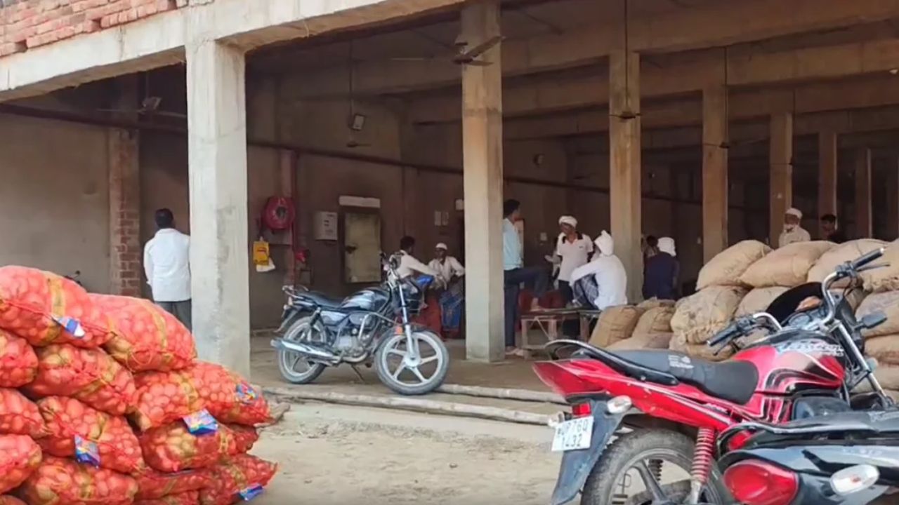Farrukhabad: कोल्ड स्टोरेज में पड़े आलू का नहीं मिल रहा उचित मूल्य, किसानों की बढ़ी चिंता