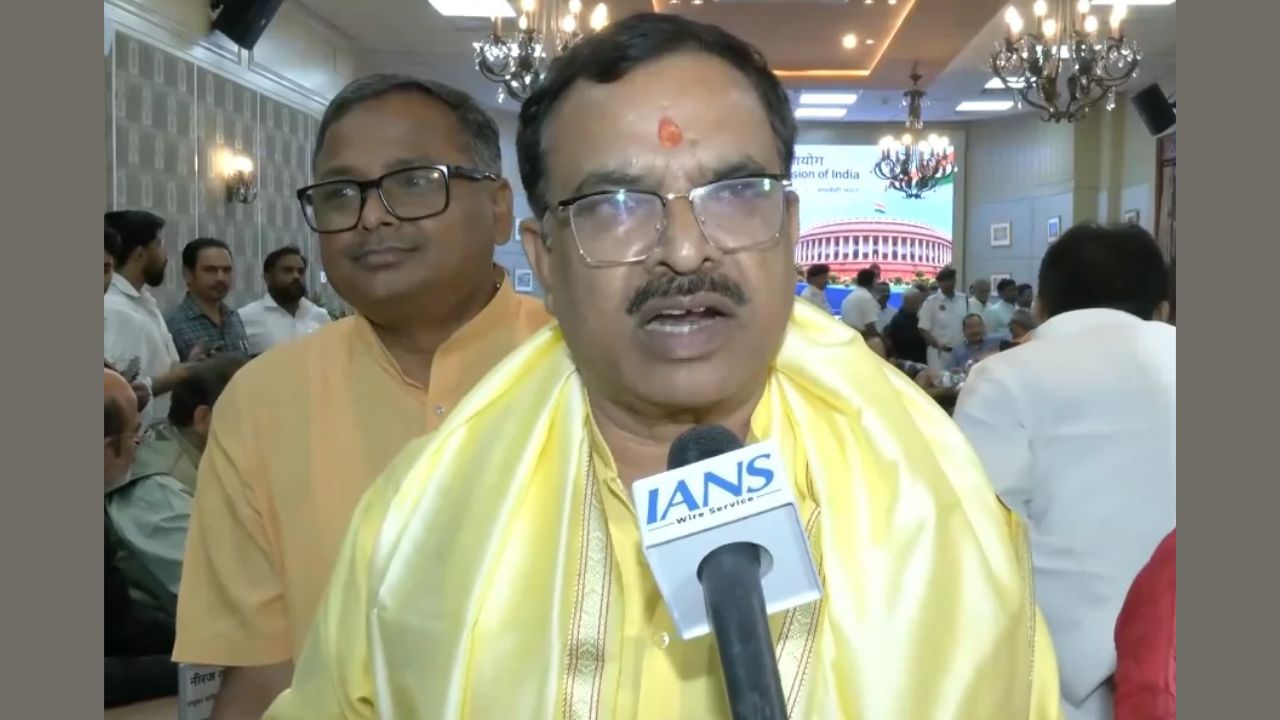 क्या कोई कॉकरोच भी चुनाव लड़ता है? कानपुर में सांसद बनते ही प्रकाश पाल ने विपक्ष को आड़े हाथों लिया