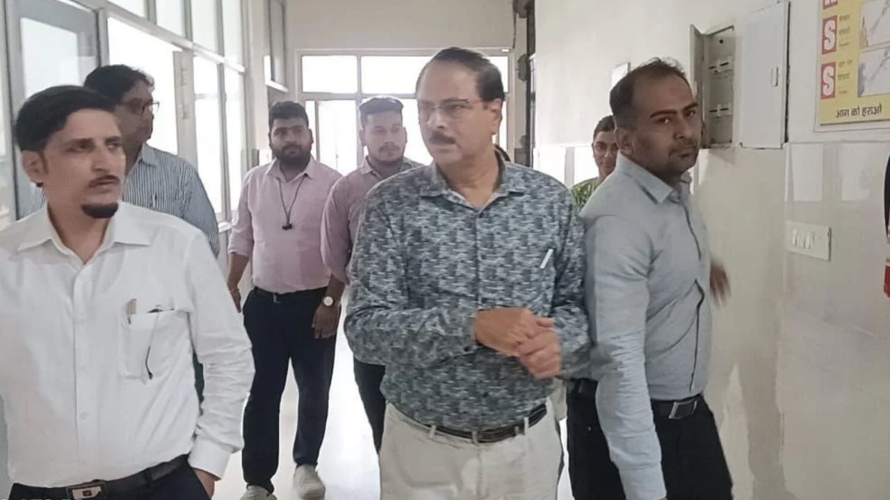 एक AC का किराया 1 लाख रुपये! प्रतापगढ़ मेडिकल कॉलेज के प्रिंसिपल पर गिरी गाज, जांच शुरू