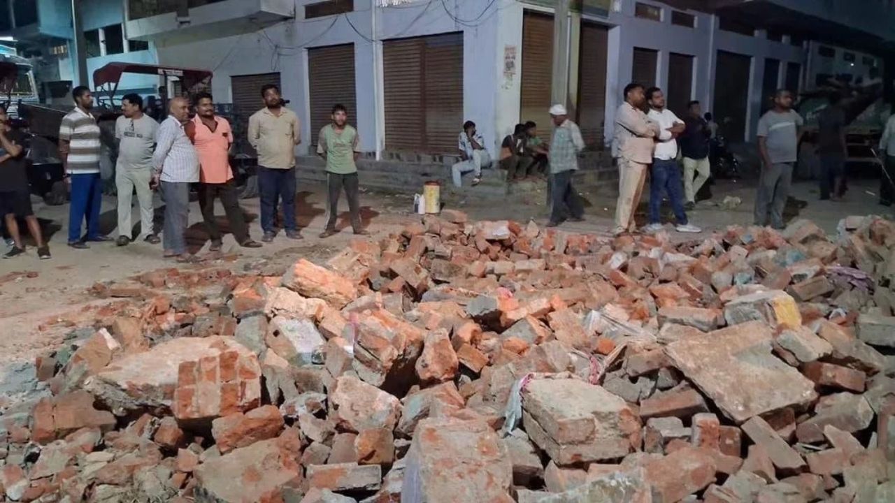जाम और हादसों से मुक्ति की ओर प्रतापगढ़: रामगंज चौक से हटेगी पटरी दुकानें, जर्जर भवनों को सुरक्षित गिराया गया