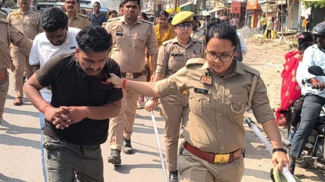 प्रतापगढ़ में छात्रा से छेड़खानी के आरोपियों का सड़क पर निकाला जुलूस, हाथ जोड़कर मांगते रहे माफी