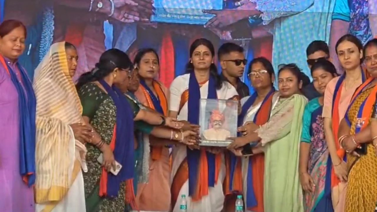 ‘हाथ में संविधान लेकर घूमने से सत्ता नहीं बदलती’, प्रतापगढ़ में अनुप्रिया पटेल का विपक्ष पर तीखा हमला!