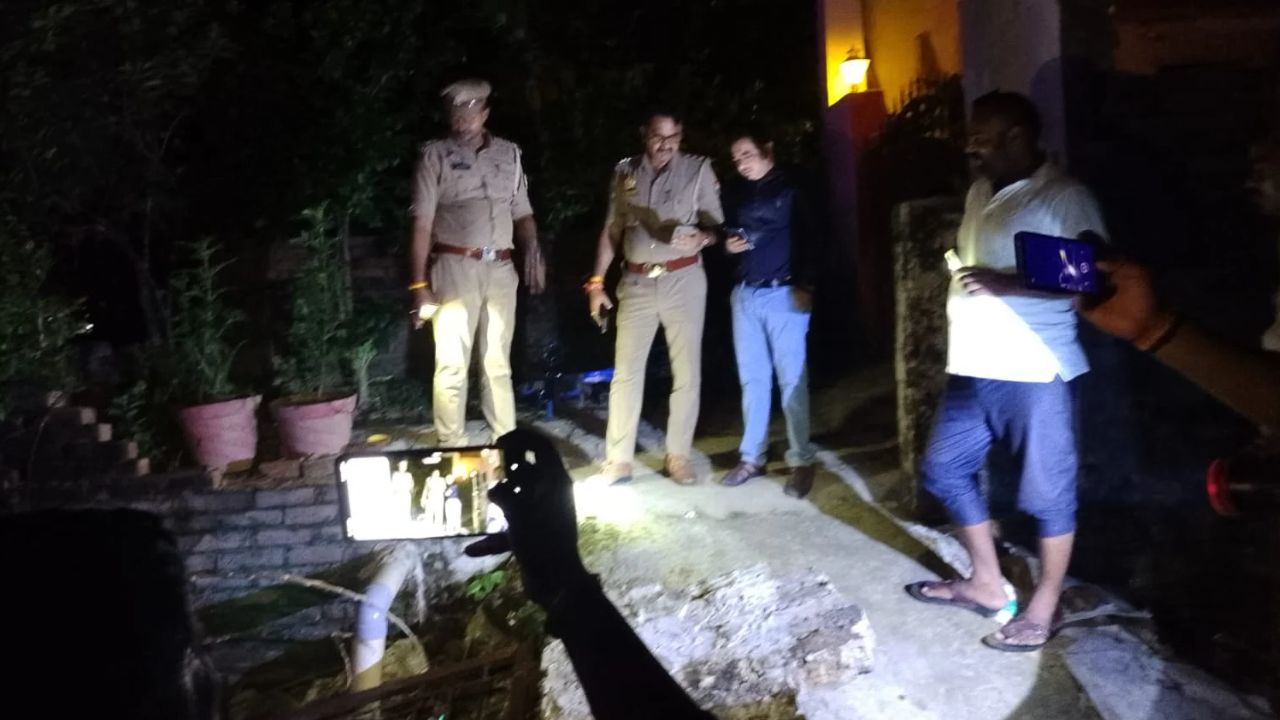 प्रतापगढ़ में बड़ा हादसा: झूल रहे बच्चों के ऊपर दीवार समेत गिरा लोहे का गेट, एक की ‘ऑन द स्पॉट’ मौत और दूसरे की हालत नाजुक