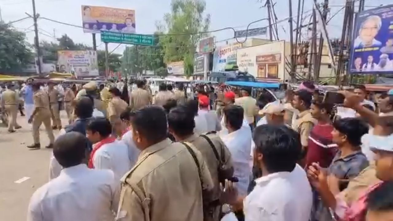 प्रतापगढ़ में सपा का उग्र प्रदर्शन, अखिलेश यादव की हिरासत के विरोध में सड़कों पर उतरे कार्यकर्ता, पुलिस से तीखी झड़प