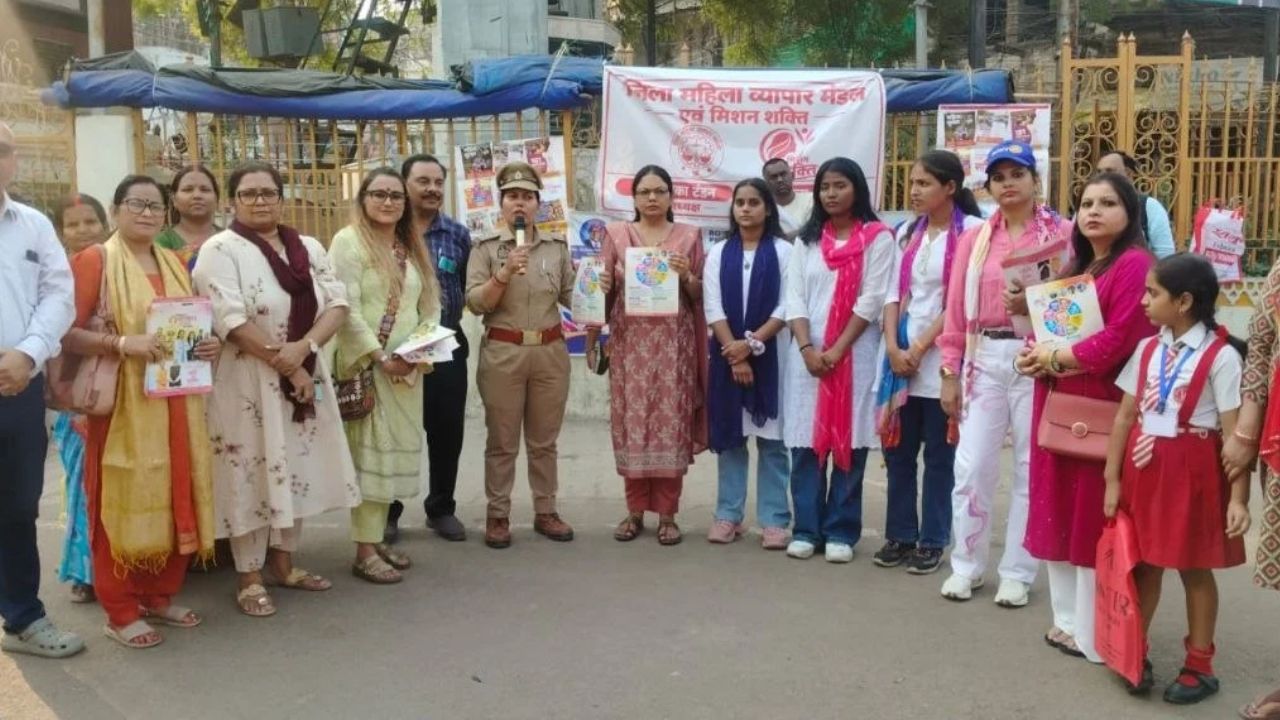 UP News: प्रयागराज में मिशन शक्ति की अनोखी पहल… नुक्कड़ नाटक से महिला सुरक्षा का संदेश
